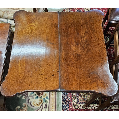 973 - A superb early Georgian Mahogany games style tea Table with single frieze drawer and square tapered ... 