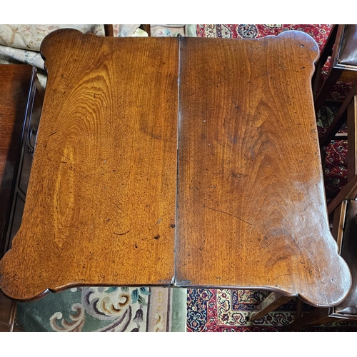 973 - A superb early Georgian Mahogany games style tea Table with single frieze drawer and square tapered ... 