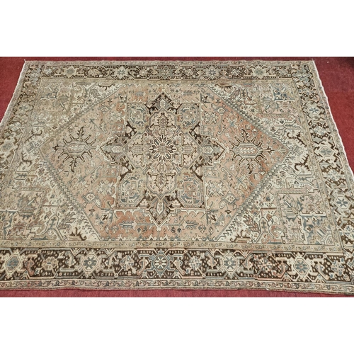 1069 - A large washed Persian Heriz Carpet with traditional design design.
L 353 x W 262 cm approx.