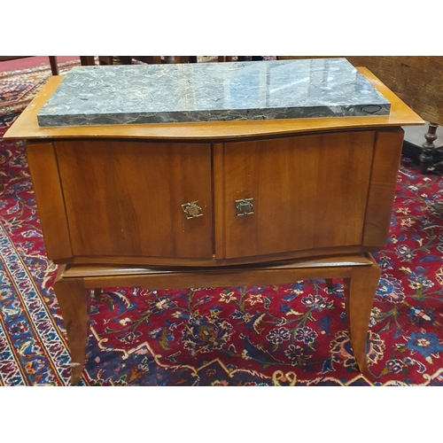 571 - A lovely pair of retro style twin door Mahogany Side Cabinets with marble top.
H 59 x 64 x 32 cm app... 