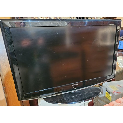 592A - A Samsung 40'' flatscreen TV.