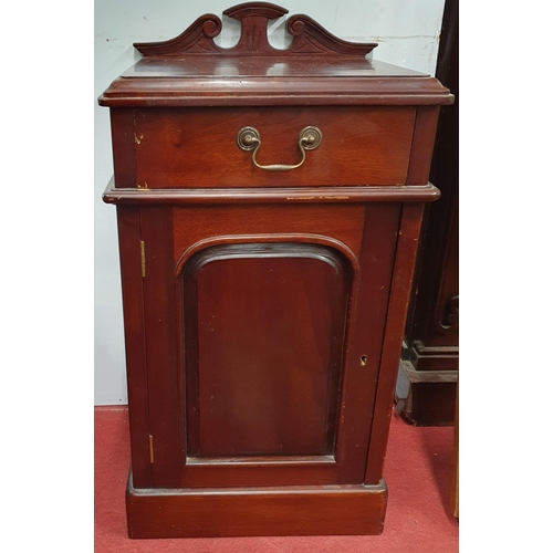 211 - A modern Mahogany Bedside Locker with single door and drawer frieze.
W 43  x D 37 x H 73 cm approx.