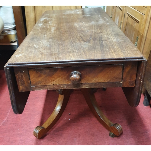 246 - A early 19th Century Pembroke Table on quatrefoil base and casters. Of really good quality.
H 70 x L... 