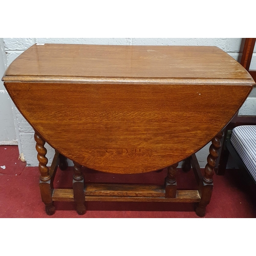 258 - An early 20th Century Oak gate leg drop leaf Table with barley twist supports. 91 x 118 x H 71 cm ap... 