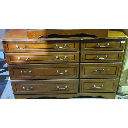 348 - A modern Chest of Drawers.
In good condition.
H 85 x W 127 x D 50 cm approx.