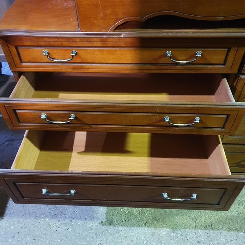 348 - A modern Chest of Drawers.
In good condition.
H 85 x W 127 x D 50 cm approx.