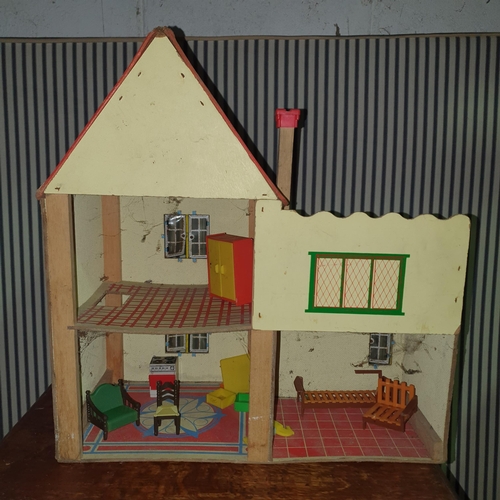 380 - A Vintage Dolls House. Do'er upper.