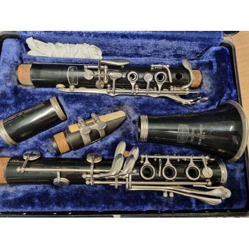 390 - A Bundy Clarinet with original carry case.
L 65 cm approx.