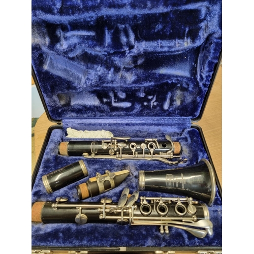 390 - A Bundy Clarinet with original carry case.
L 65 cm approx.