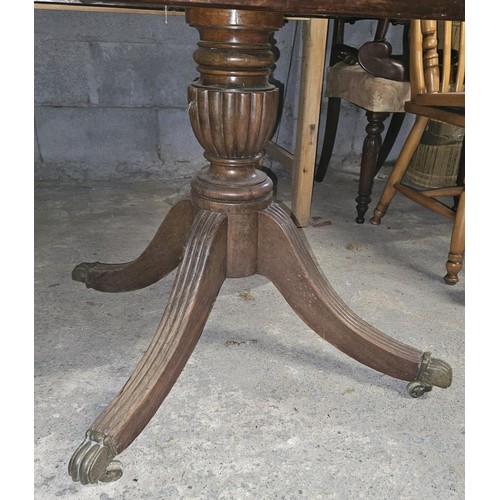 467 - A really good early 19th Century supper Table with reeded pod. 92 x 92 x H 72 cm approx.