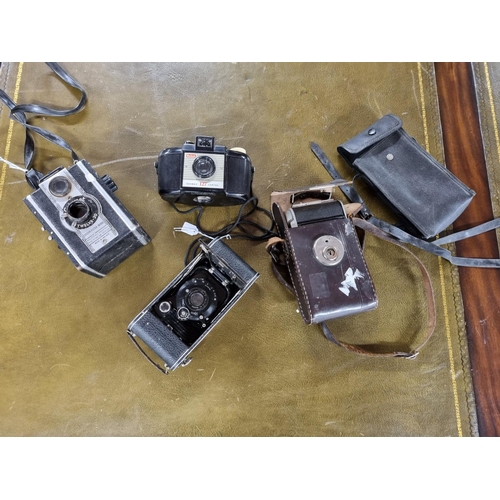 595 - A good group of Vintage Cameras.