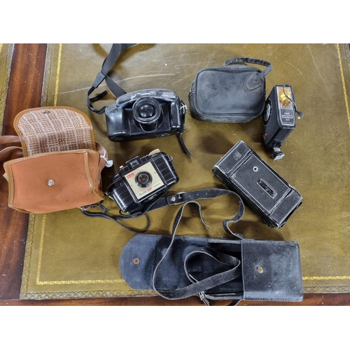 662 - A good group of Vintage Cameras.