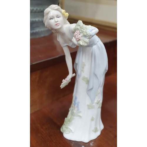 11 - A Royal Doulton Figure of a woman from the Reflections series 'Summer Darling' HM 3091. H 28 cm appr... 