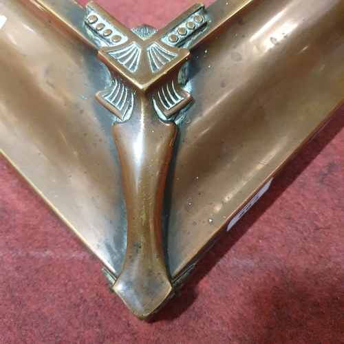 564 - A 19th Century Copper Fender. Ope 109 x 30 cm approx.