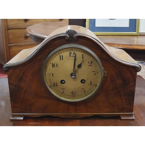 667 - An early 20th Century Walnut Mantel Clock. 26 x 12 x H 18 cm approx.