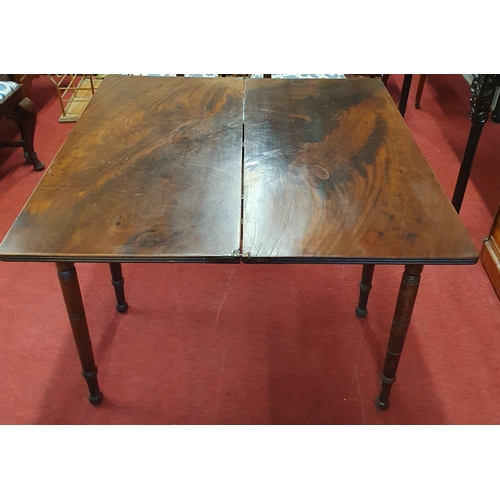 791 - Of Superb quality. A Regency Mahogany fold over tea Table on turned supports. 89 x 86 x H 73 cm appr... 