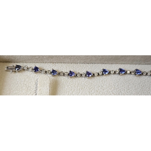 372 - An 18ct Gold, Diamond and Tanzanite Bracelet, with 30 brilliant cut Diamonds interspaced with Tanzan... 