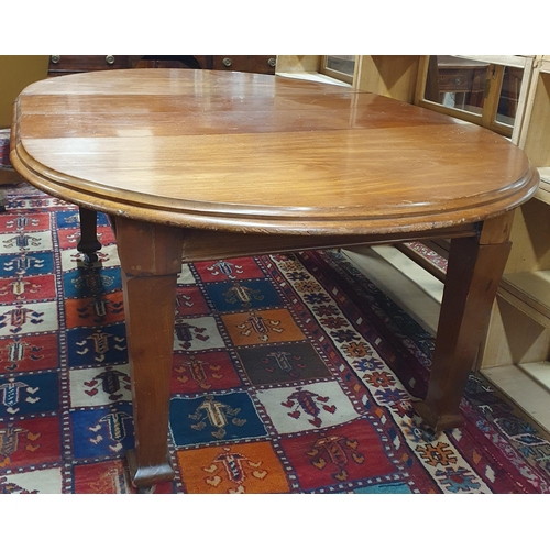 916 - A Victorian Mahogany two leaf dining Table. 124 x 180 x H 72 cm approx.