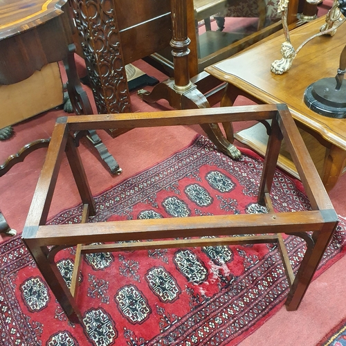 1108 - Of really good quality. A snap top Mahogany Butlers Tray on stand.
H 50 x W 90 x D 66 cm approx.