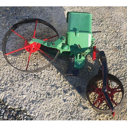 1222 - A Vintage Seeder and extra Wheel.
L 50 cm approx.