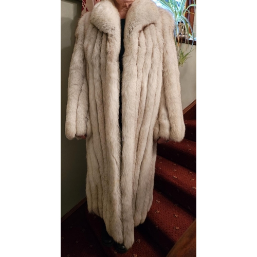 930 - A fabulous Silver Fox fur Coat. Please note no condition reports will be done on this lot. We recomm... 