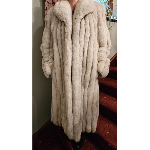 930 - A fabulous Silver Fox fur Coat. Please note no condition reports will be done on this lot. We recomm... 