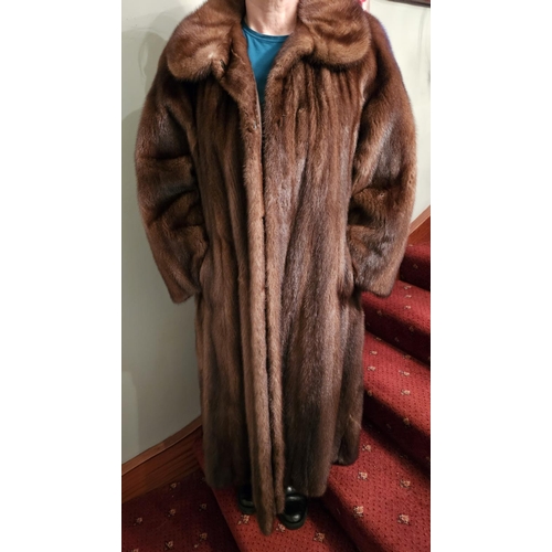 931 - A fabalous Brown she Mink fur Coat. Please note no condition reports will be done on this lot. We re... 