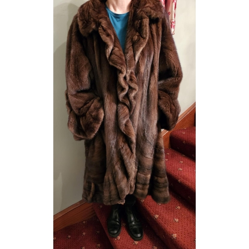 932 - A mid size Brown she Mink fur Coat with an oversized Collar and trim. Please note no condition repor... 