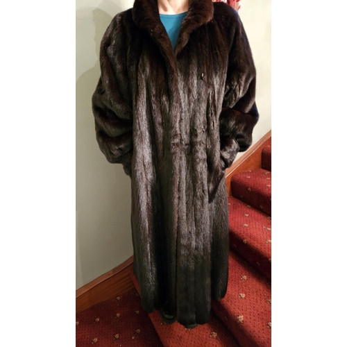 933 - A fabulous Brown she Mink fur Coat by Hicks of London. Please note no condition reports will be done... 