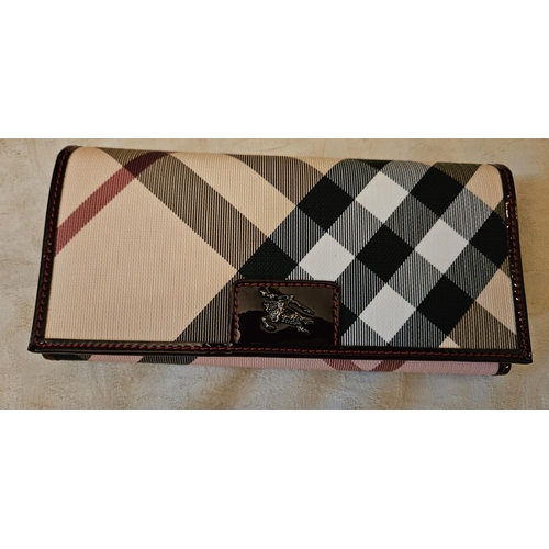 935 - A Burberry ladies Wallet/Purse. Please note no condition reports will be done on this lot. We recomm... 