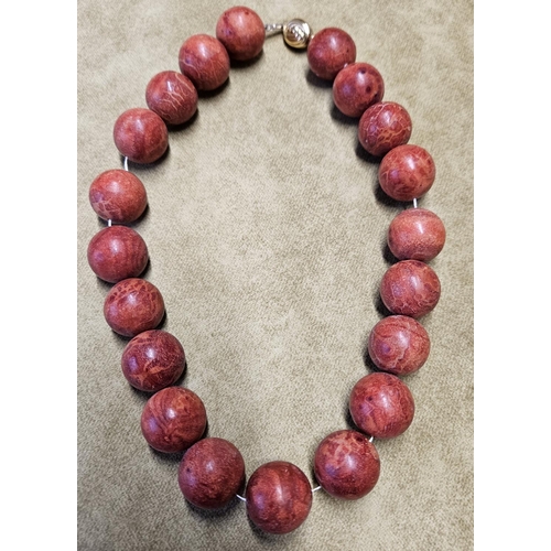 950 - A good Coral Necklet with an 18ct Gold Clasp, stamped 750.