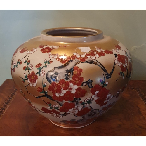 79 - A good hand painted Oriental Vase of bulbous form. H 21 cm approx.