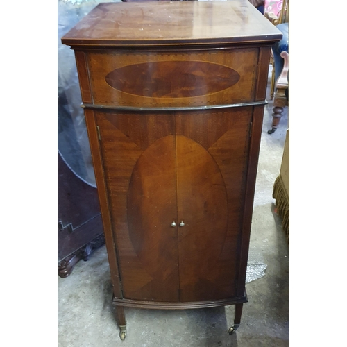 839 - A good Edwardian Mahogany and Inlaid Gramophone Case on square tapered supports and brass castors. 4... 