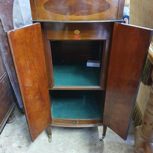 839 - A good Edwardian Mahogany and Inlaid Gramophone Case on square tapered supports and brass castors. 4... 