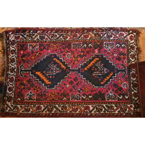 206 - A red ground Persian Rug with multi borders and central medallion design. 134 x 84 cm approx.