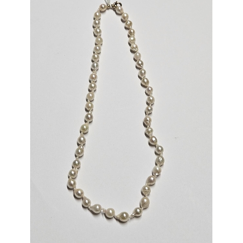 324 - A nice cultured Pearl Necklet.