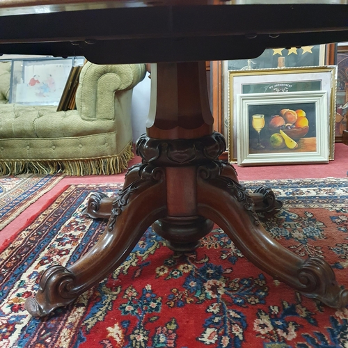 679 - A good 19th Century oval Supper Table of large size on quatrefoil base. 152 x 120 x H 71 cm approx.