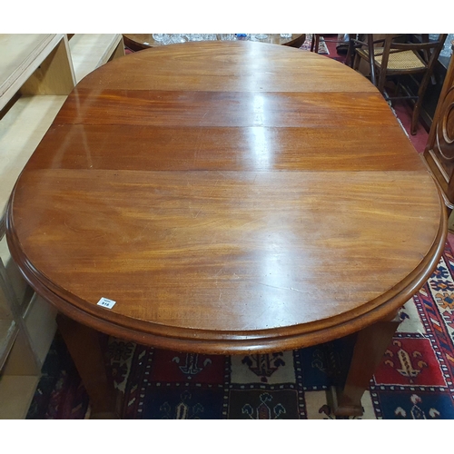 916 - A Victorian Mahogany two leaf dining Table. 124 x 180 x H 72 cm approx.