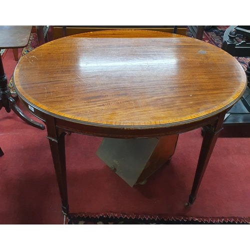 962 - An Edwardian Mahogany and inlaid oval centre Table. 106 x 84 x H 71 cm approx.