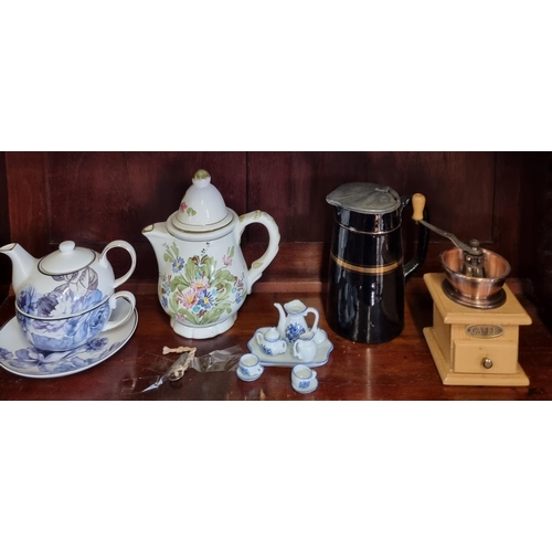 403 - A good quantity of items to include a Cake Plate, teapots etc blue and white.