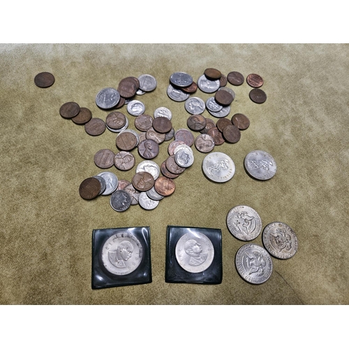 319 - A good group of USA Coinage to include Silver half Dollars and Silver Irish 50 years commemorative C... 