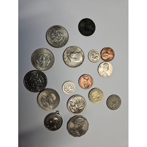 319 - A good group of USA Coinage to include Silver half Dollars and Silver Irish 50 years commemorative C... 