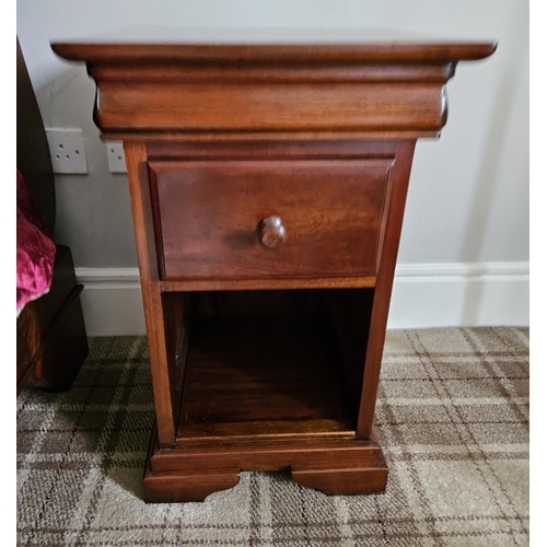 1046 - A good pair of Mahogany Bedside Cabinets with single frieze drawer over a single drawer base.
H 65 x... 