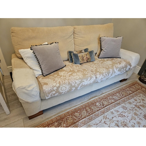 1050 - A good cream ground Couch.
SH 45 x L 200 x D 95 cm approx.