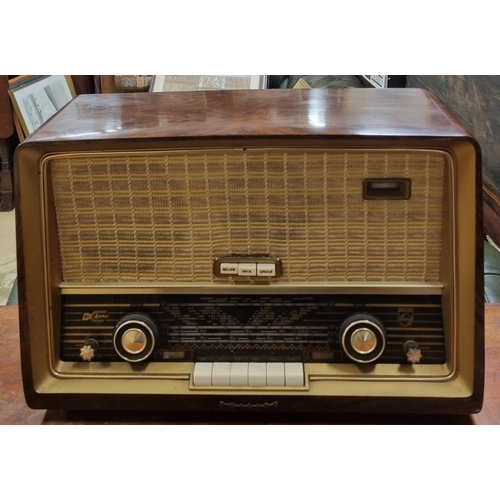 503 - A Philips Vintage Radio.