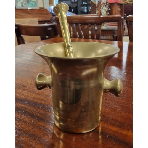 680 - A really heavy Brass Mortar and Pestle. H 10 cm approx.