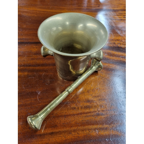 680 - A really heavy Brass Mortar and Pestle. H 10 cm approx.