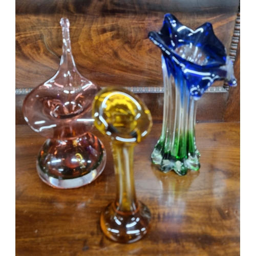 917 - A good group of art Glass. Tallest being 22 cm approx.