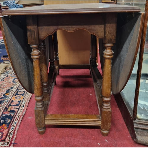 988 - A 20th Century Oak Gateleg dropleaf Table of large size. 120 x 172 x H 74 cm approx.