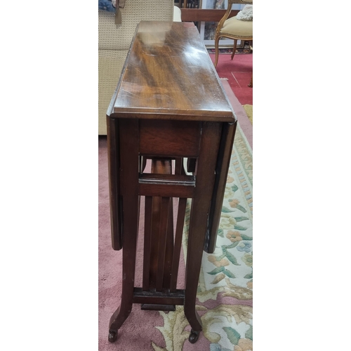 1031 - An Edwardian Mahogany Sutherland Table of large size. H 69 x  W 75 L 18/74 cm approx.